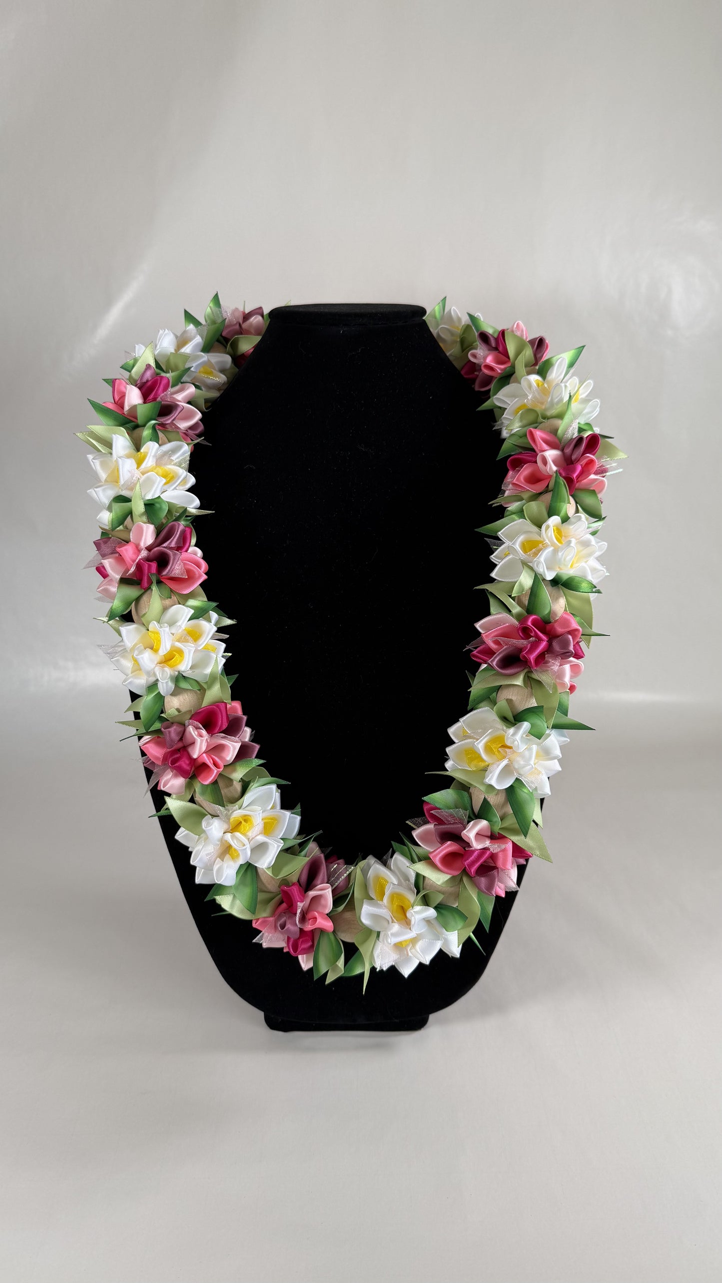 Blushing Blossom Lei 🌸